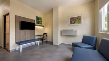 Un espace d’attente moderne avec un banc, une table et un canapé bleu.