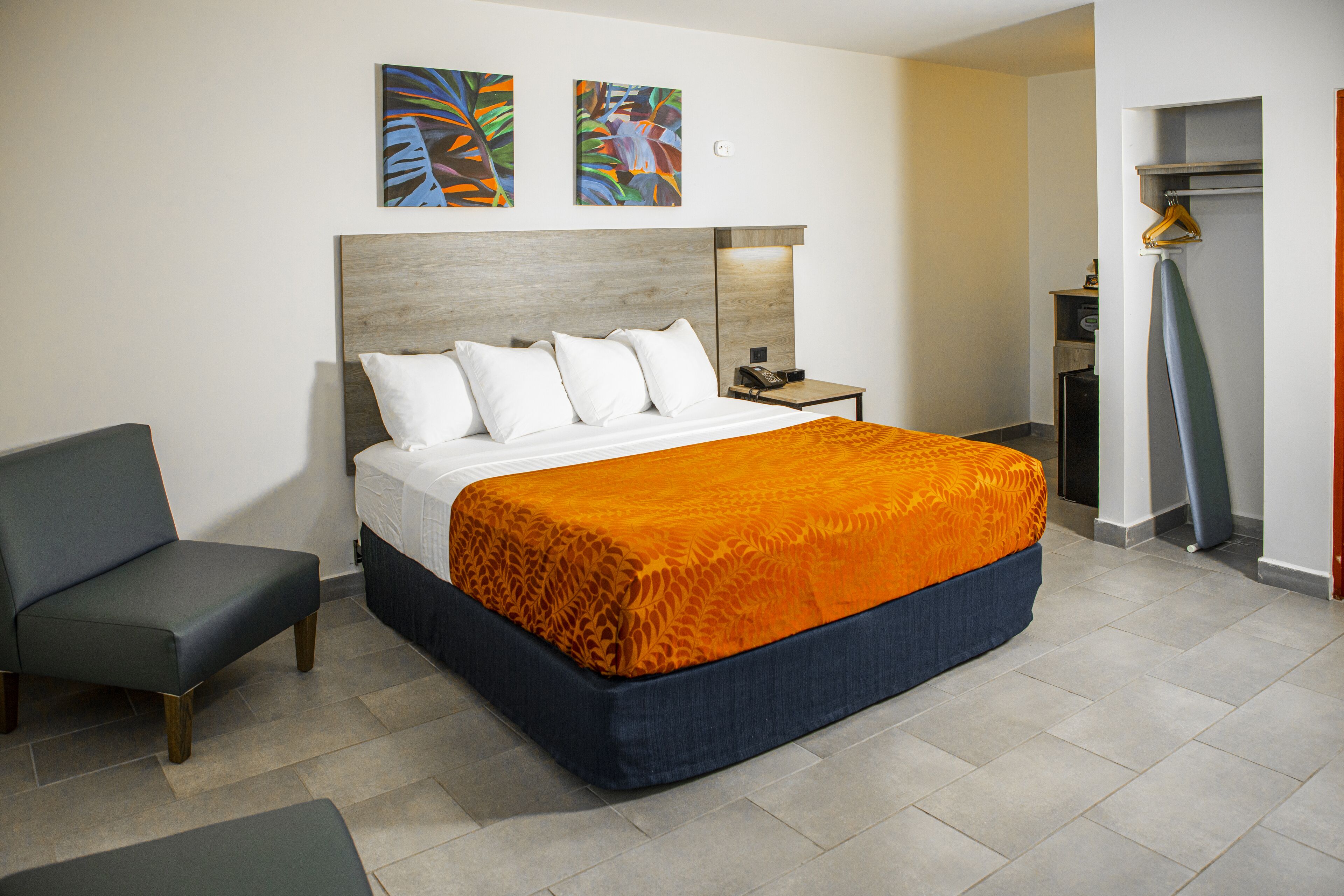 Caja de seguridad en la habitación y escritorio 