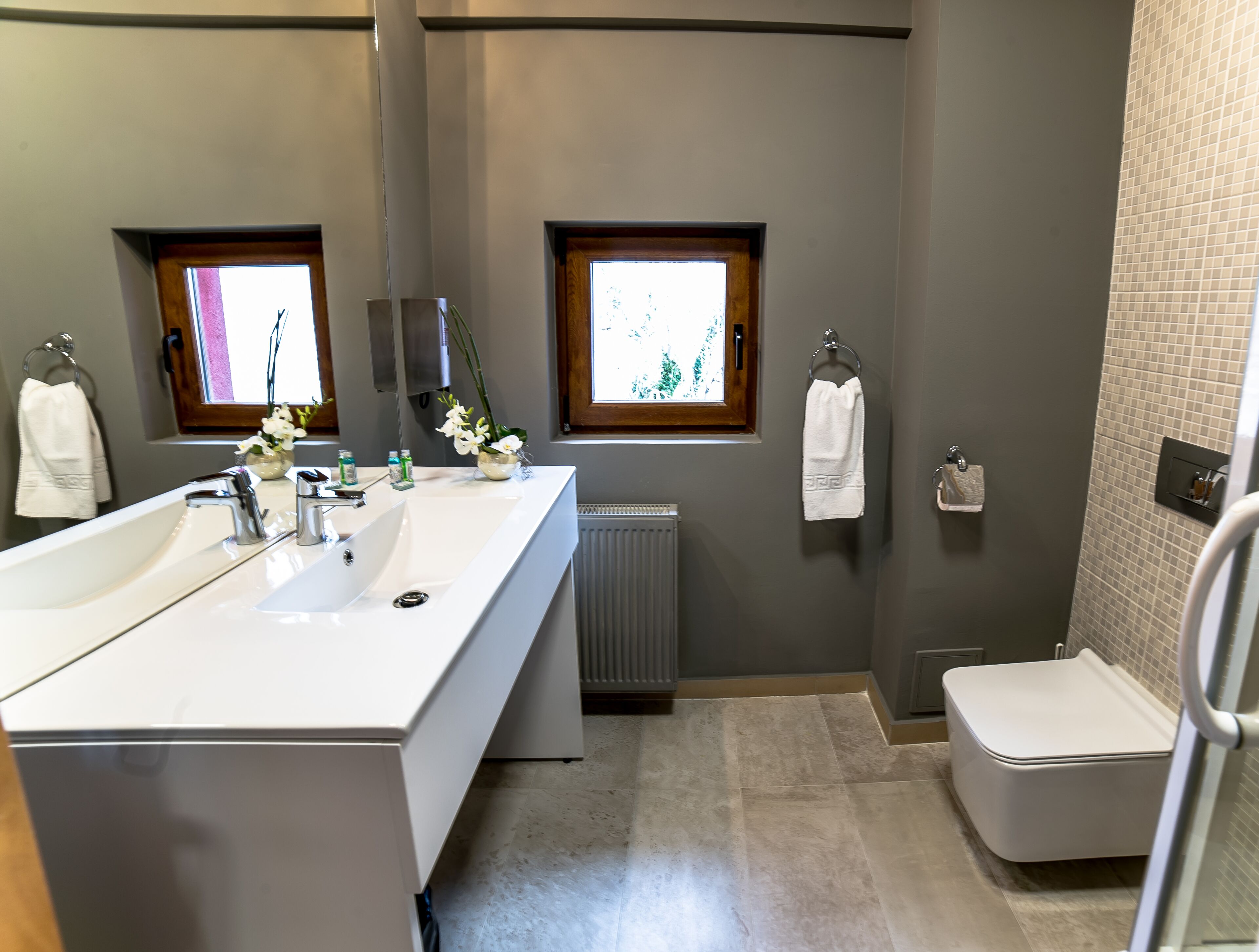 shower, free toiletries, bathrobes, towels