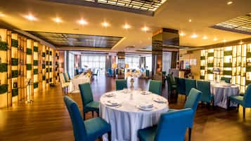 Breakfast, lunch served; Modern European cuisine, al fresco dining