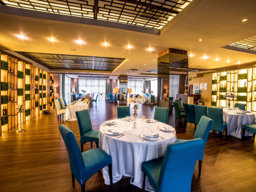 Breakfast, lunch served; Modern European cuisine, alfresco dining