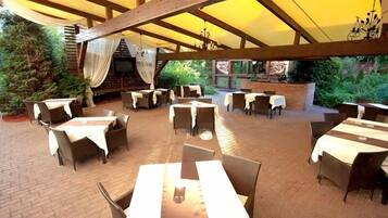 Breakfast, lunch served; Modern European cuisine, alfresco dining