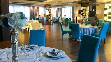 Petit déjeuner, déjeuner, dîner et brunch servis sur place