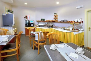 Café da manhã com buffet grátis todos os dias