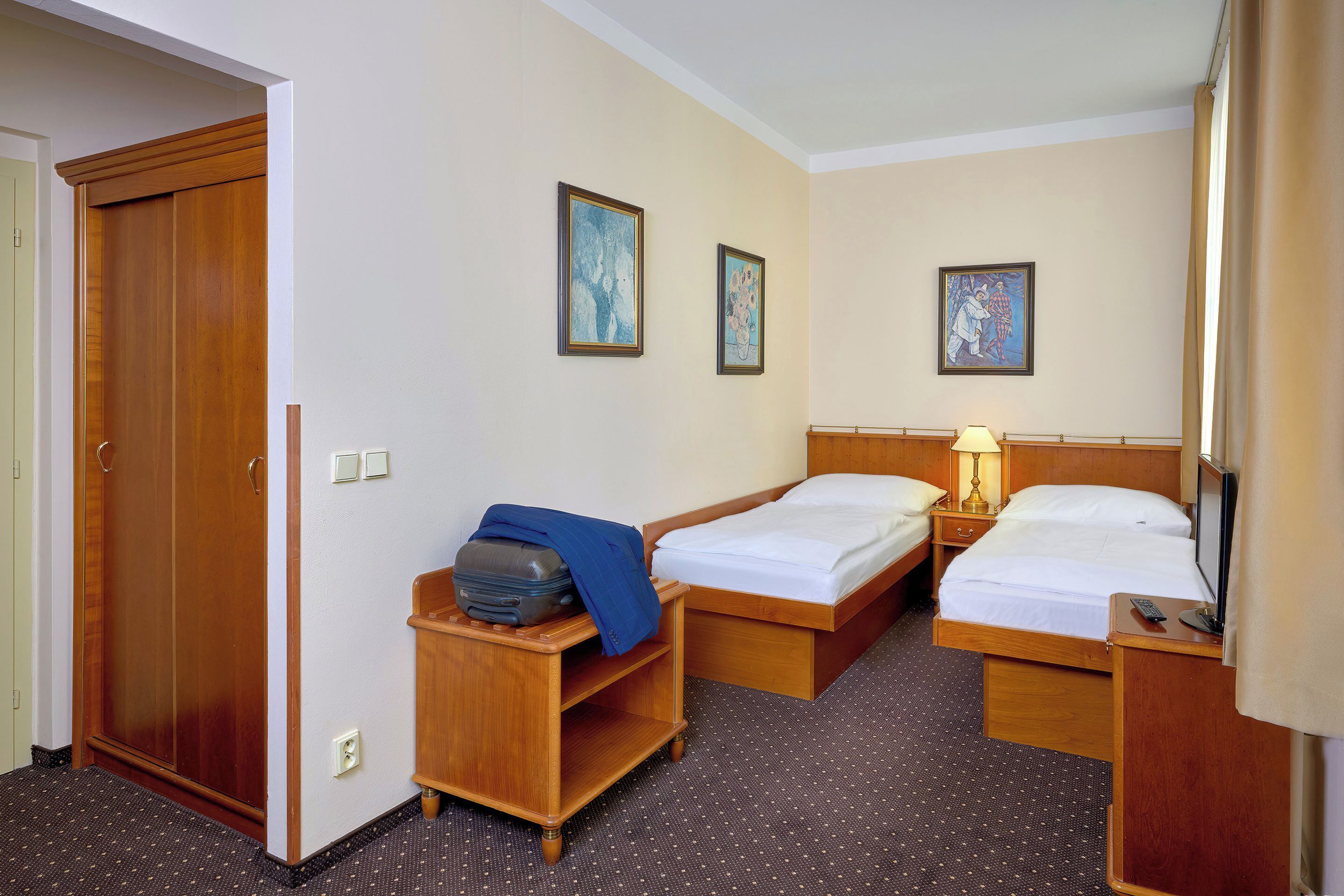 standard double or twin room | desk, blackout curtains, iron/ironing board, free wifi