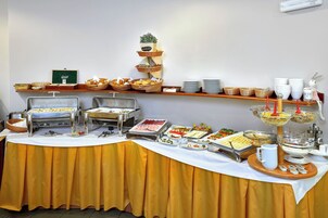 Café da manhã com buffet grátis todos os dias