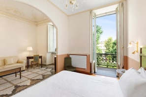 Suite | Down comforters, minibar, in-room safe, laptop workspace