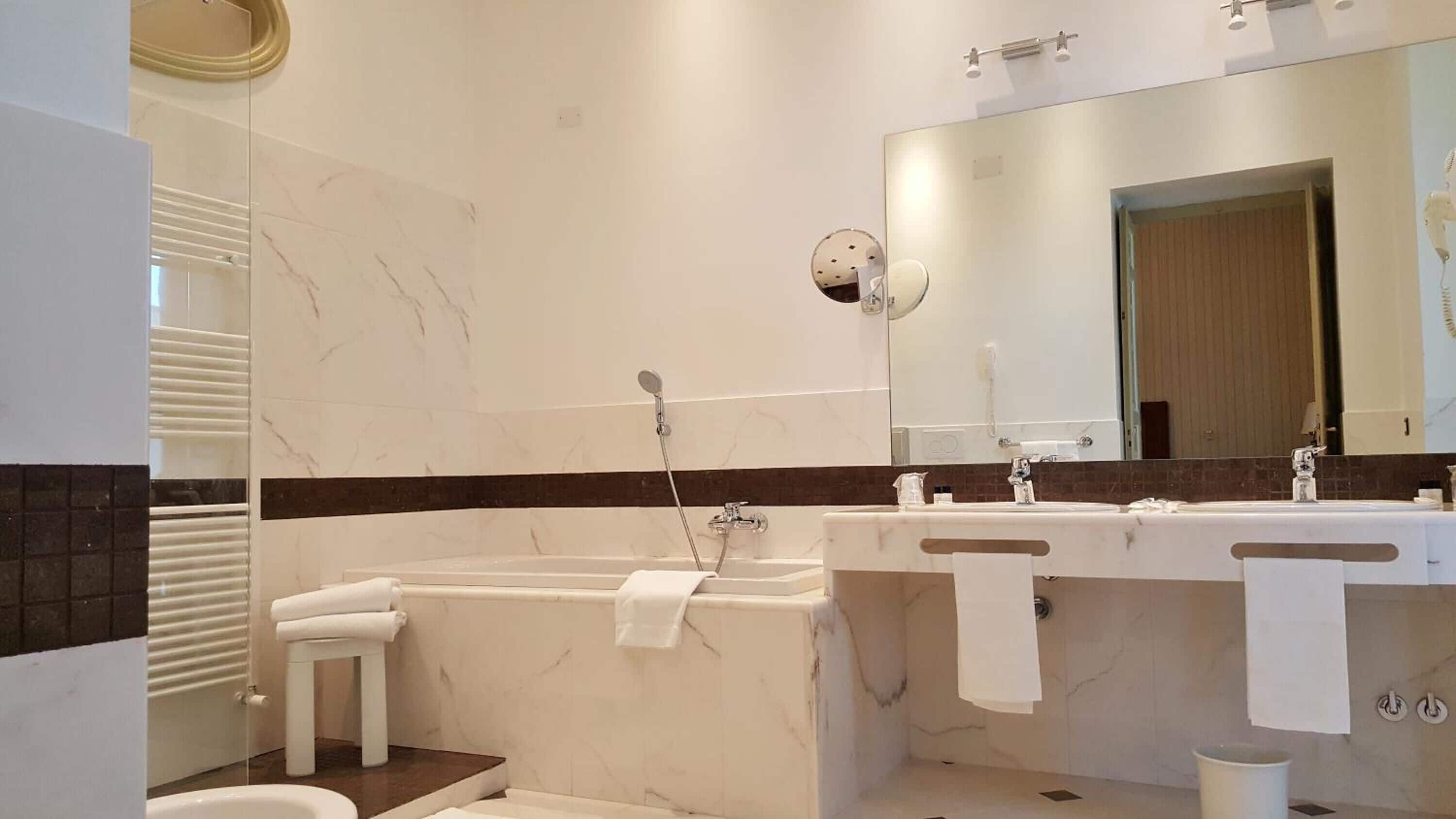 suite | bathroom | shower, free toiletries, hair dryer, bidet