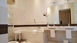 Suite | Bathroom | Shower, free toiletries, hair dryer, bidet