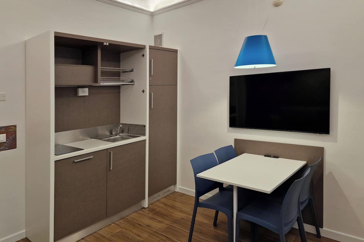 Condo familiar, 2 habitaciones | Área de sala de estar | Televisión