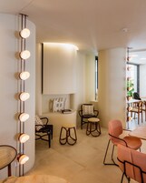 供应早餐、午餐和晚餐，地中海菜，室外就餐