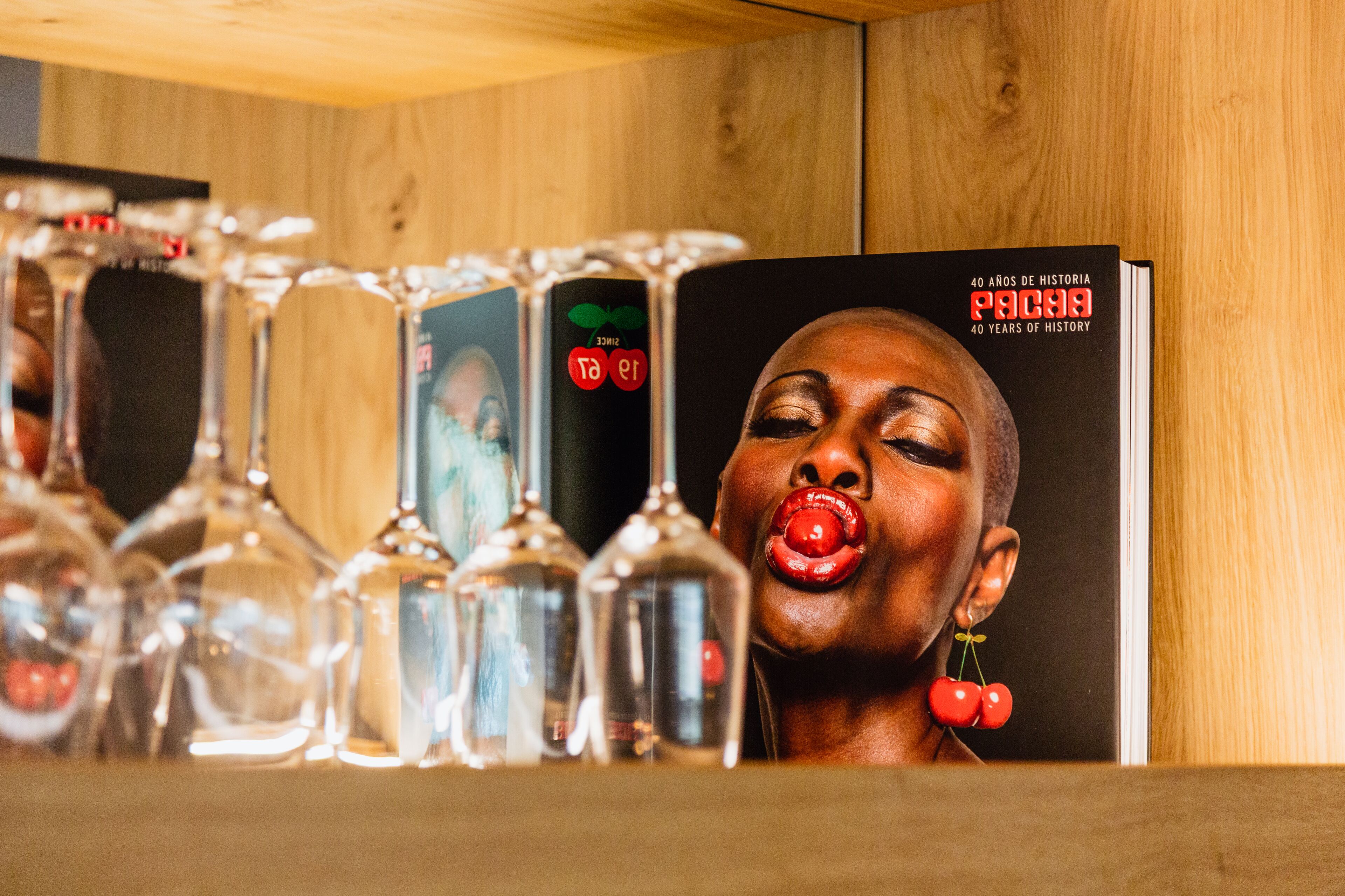 A book titled "40 Años de Historia" with a person wearing earrings and a red object in their mouth.