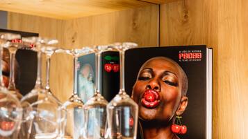 A book titled "40 Años de Historia" with a person wearing earrings and a red object in their mouth.