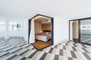 Master Suite | Minibar, in-room safe, desk, iron/ironing board