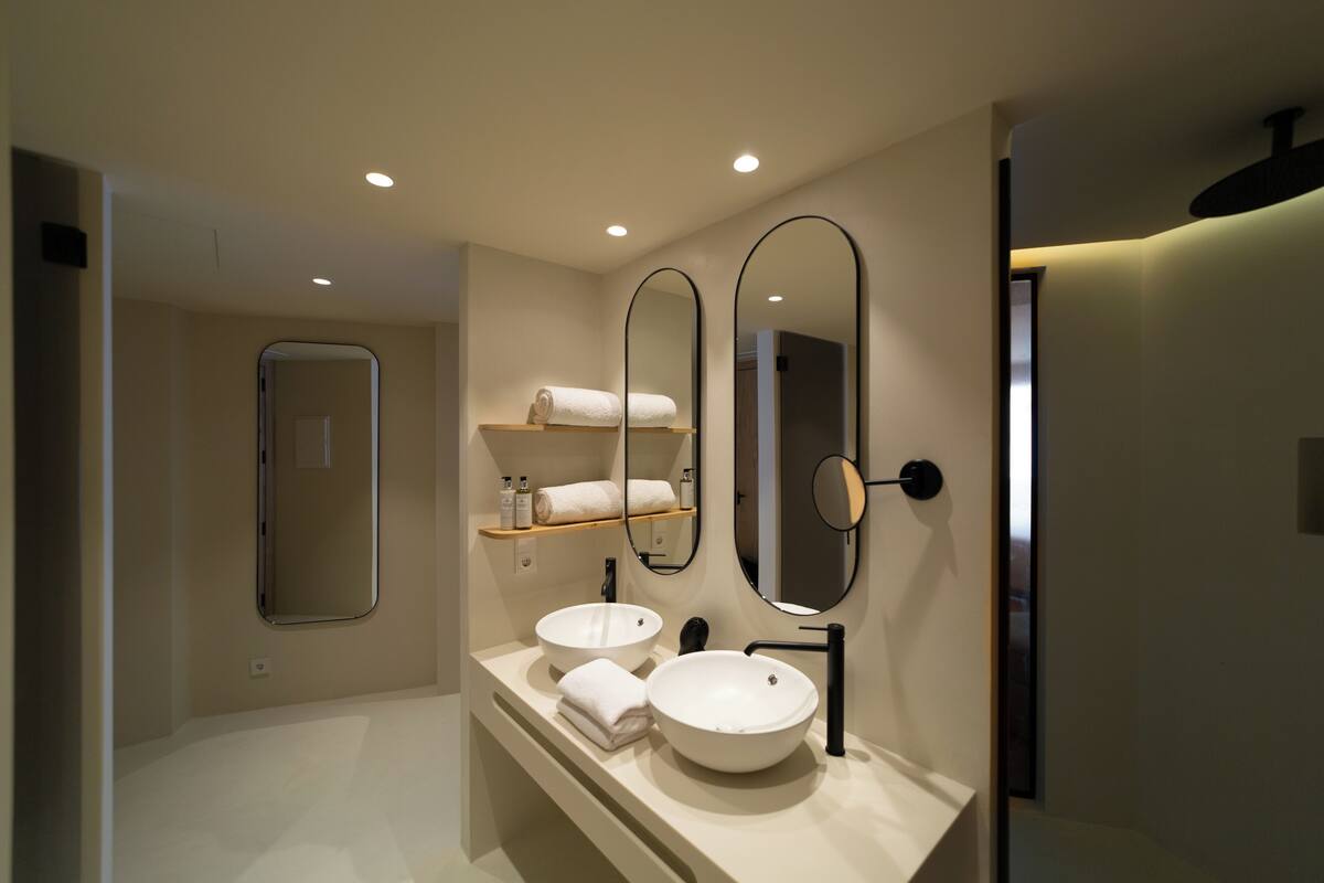 junior suite | bathroom | shower, rainfall showerhead, free toiletries, hair dryer