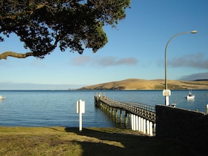 Plage, sable blanc, chaises longues, parasols