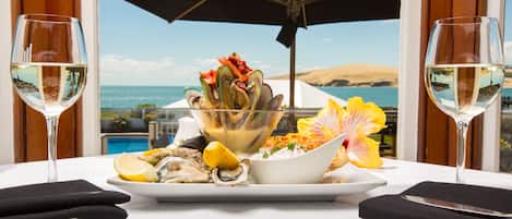 Frokost og middag serveres, lokale retter, utsikt mot stranden