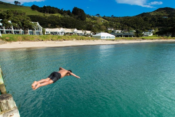 En la playa, arena blanca, sillas reclinables de playa, sombrillas