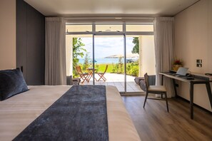 Superior Beachfront King Room | Individually decorated, individually furnished, soundproofing, free WiFi - The Sands Hotel (Omapere)