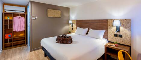 Desk, laptop workspace, soundproofing, free WiFi