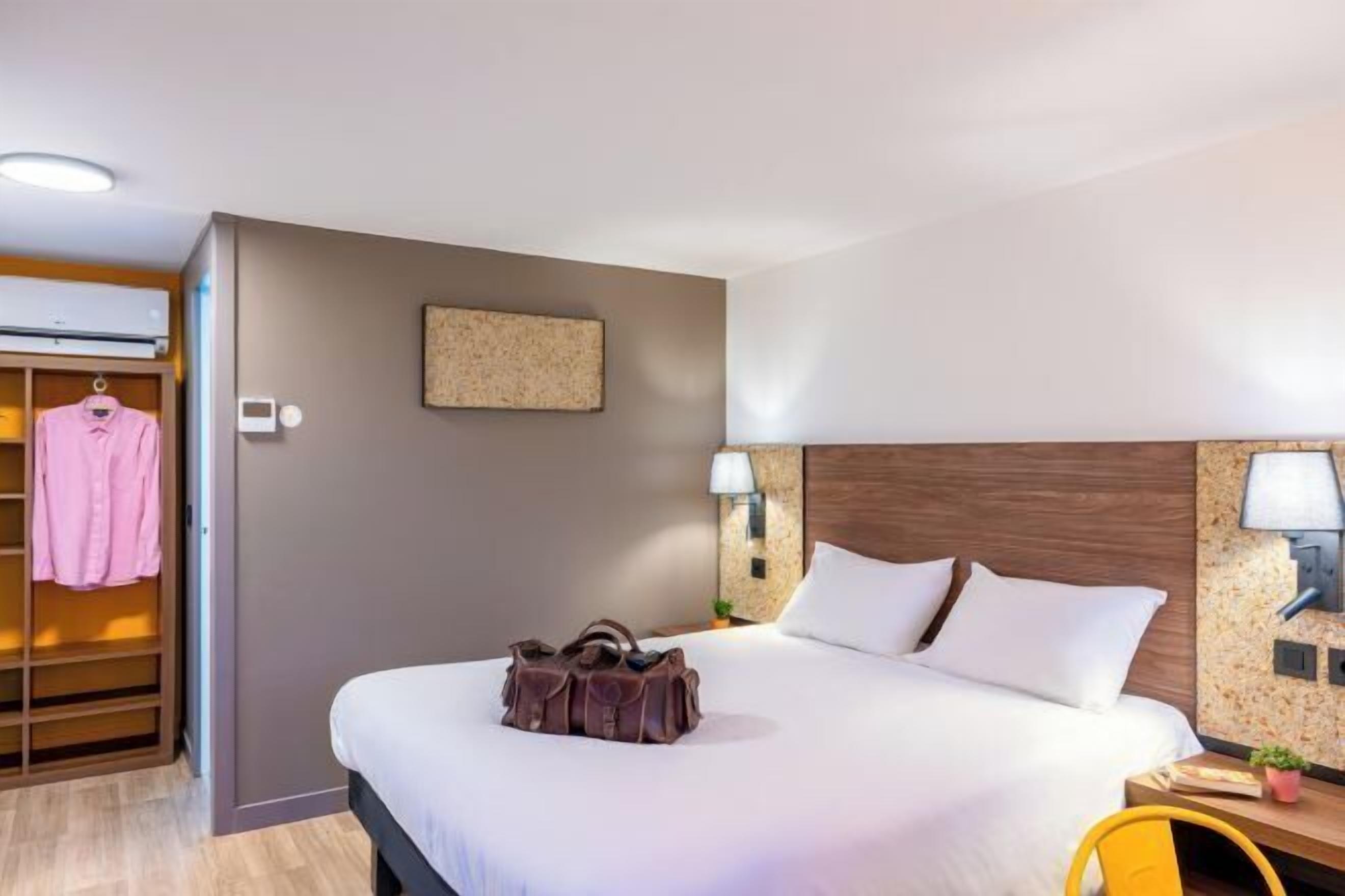 Desk, laptop workspace, soundproofing, free WiFi