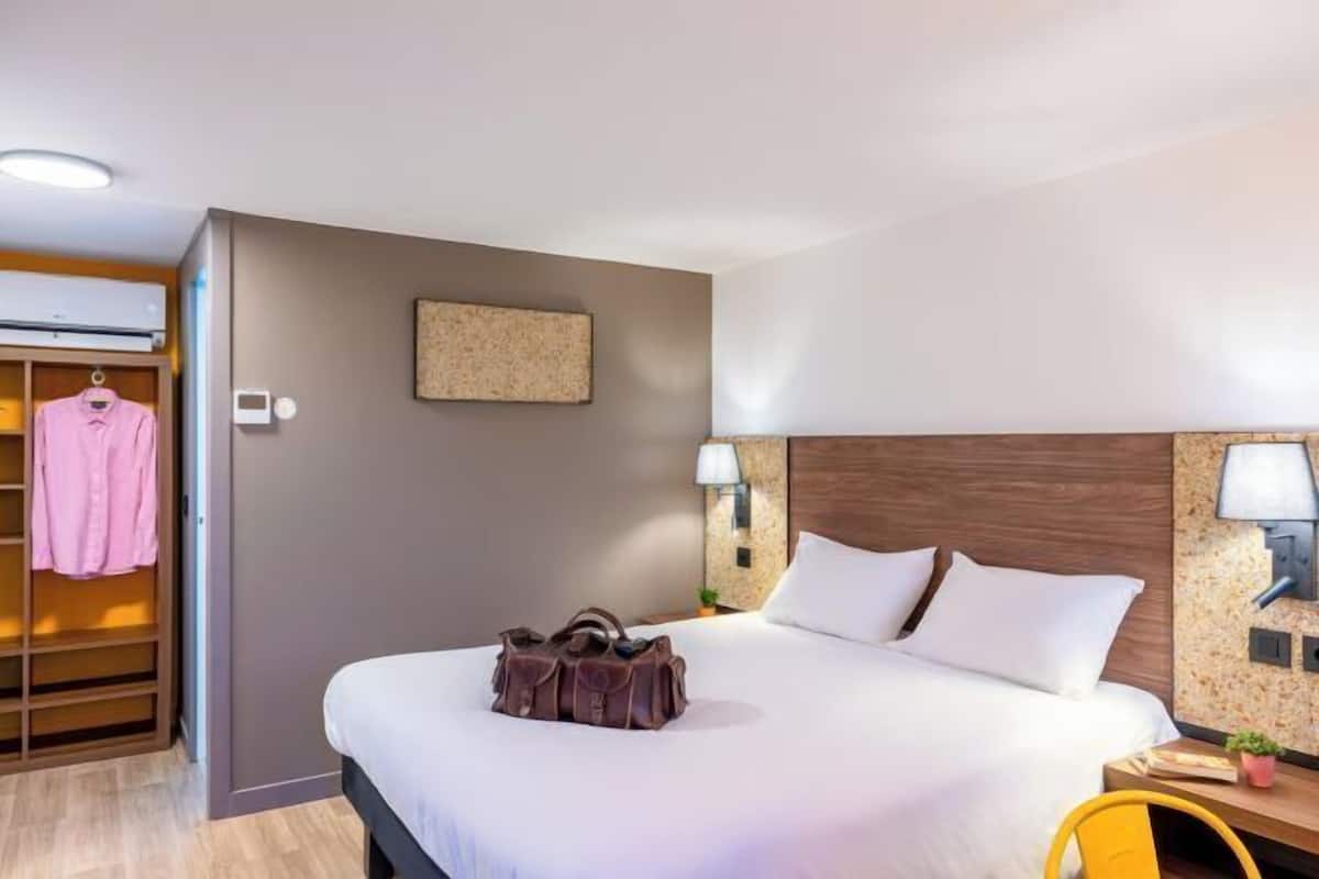 Meja kerja, ruang kerja ramah laptop, kedap suara, dan Wi-Fi gratis