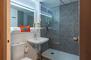 淋浴/盆浴组合、吹风机、毛巾、肥皂