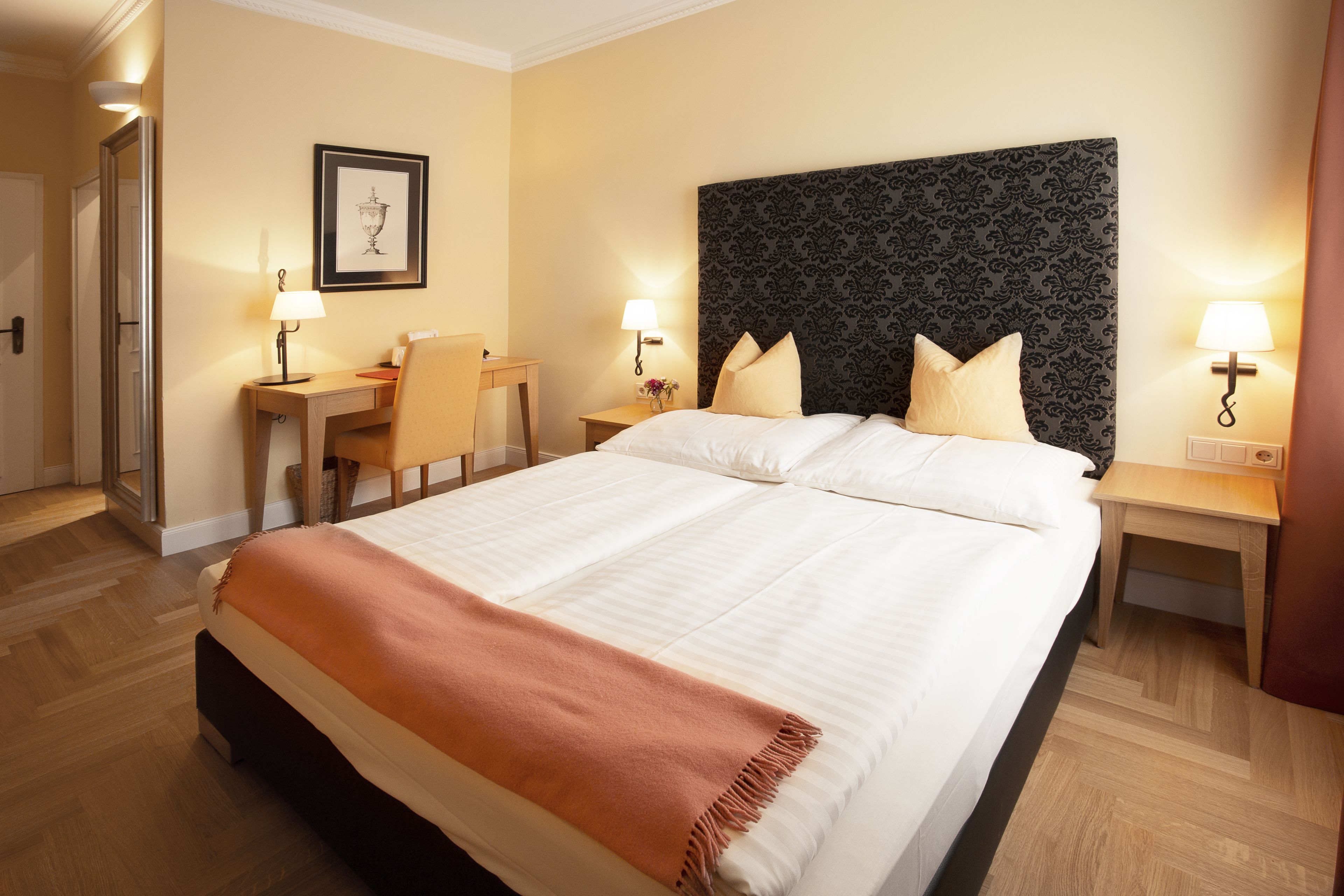 Allergikerbettwaren, Minibar, Zimmersafe, Schreibtisch