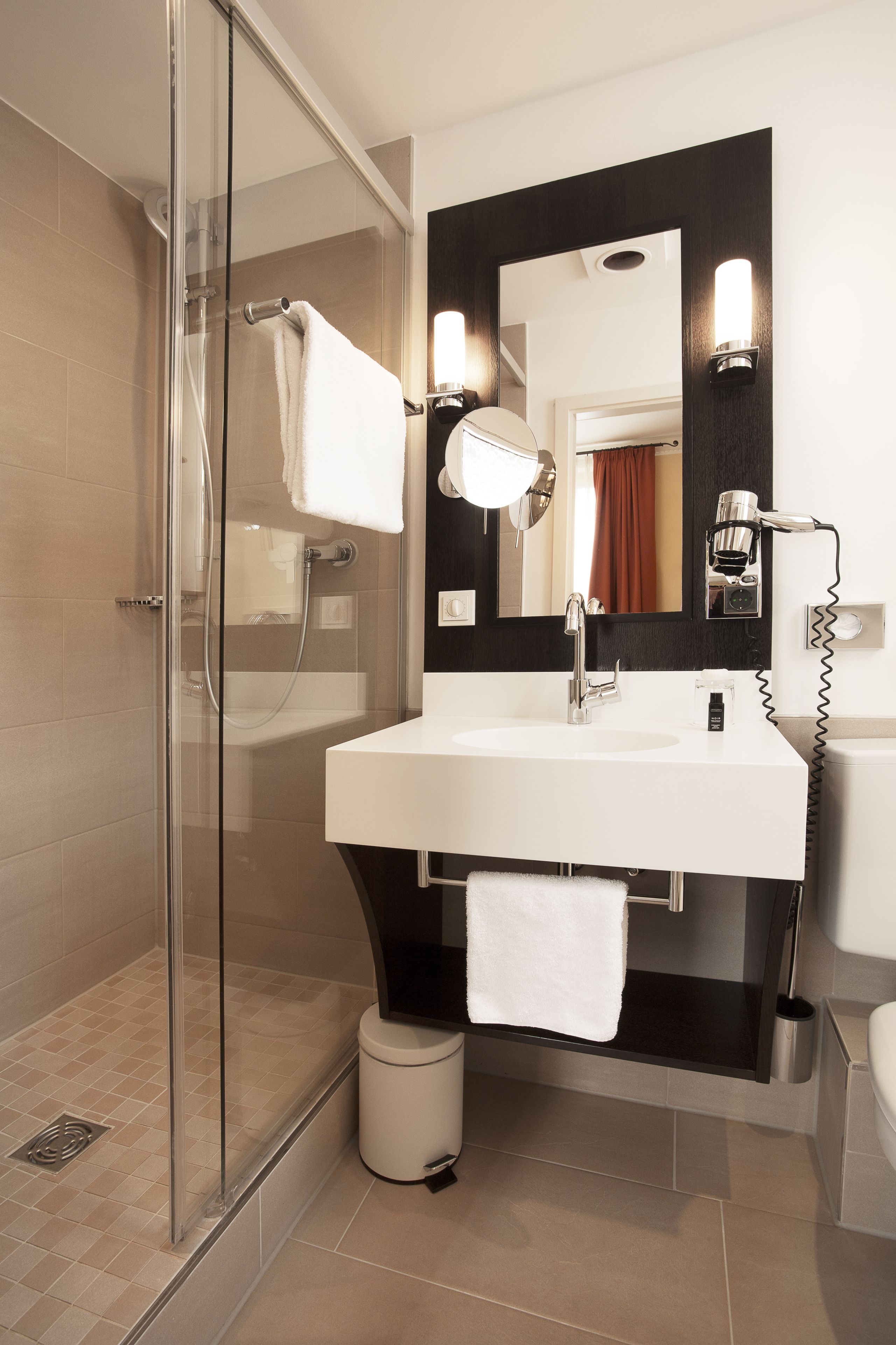 standard double room | bathroom | combined shower/bathtub, free toiletries, hair dryer, towels