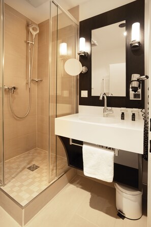 Combined shower/tub, free toiletries, hair dryer, towels - Hotel Villa Florentina (Frankfurt)