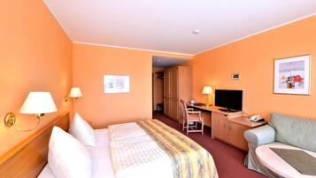 Kahden hengen perushuone | Allergiatestatut vuodevaatteet, tallelokero huoneessa, työpöytä