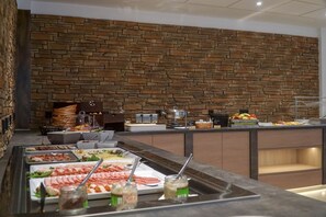 朝食 (ビュッフェ)、毎日提供 (有料)