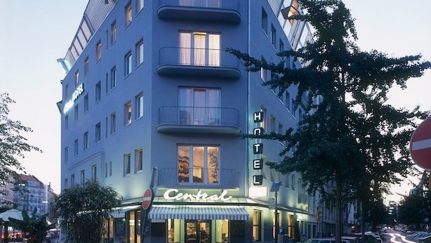 Un hotel moderno con un design originale e spigoloso, diversi balconi e un ingresso centrale con posti a sedere all'aperto.