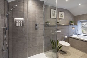 Superior-Zimmer | Badezimmer | Haartrockner, Bademäntel, Hausschuhe, Handtücher