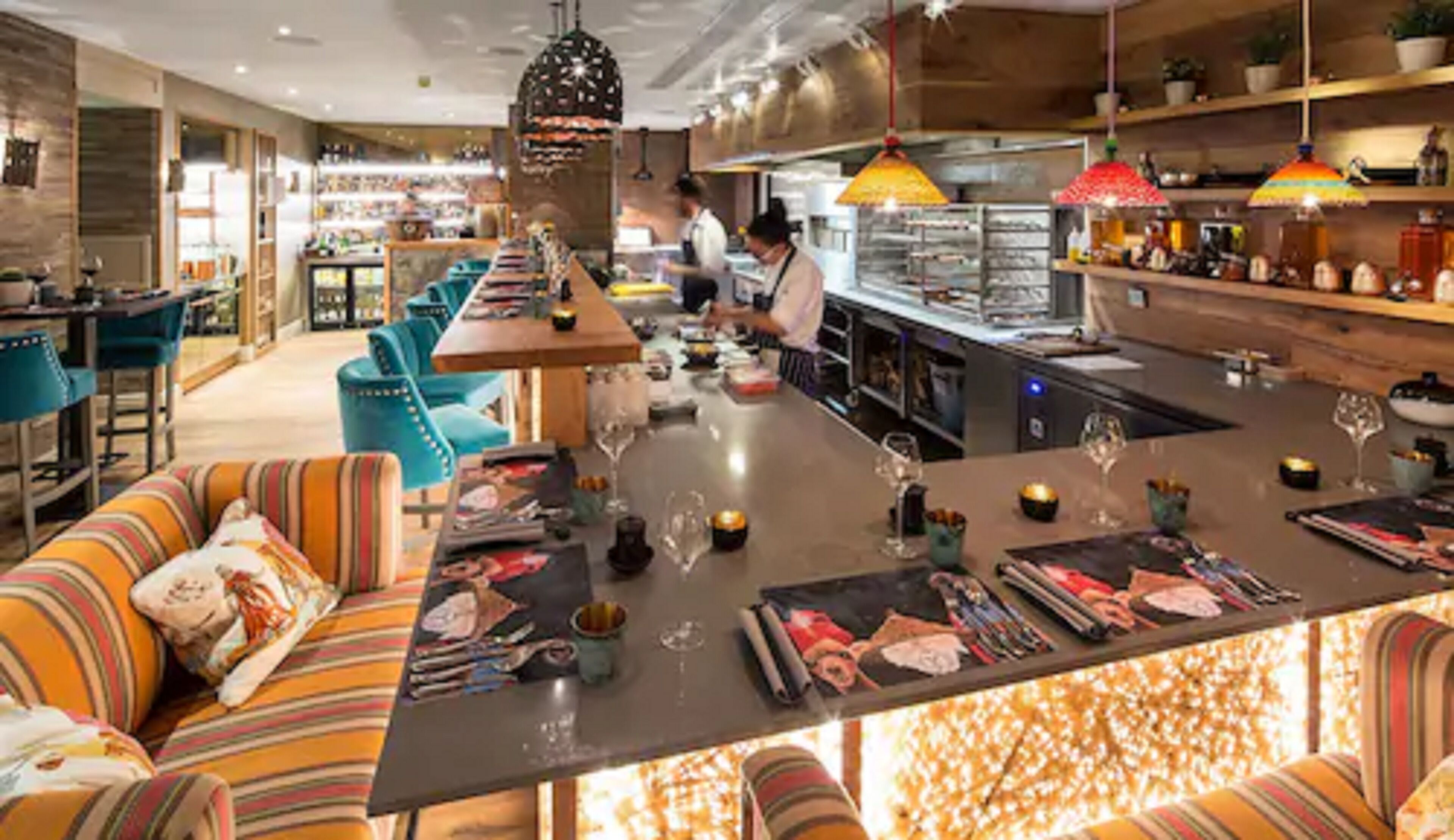 2 restaurants, breakfast, lunch, dinner served; British cuisine 