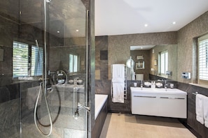 Lake House Classic Room | Bathroom