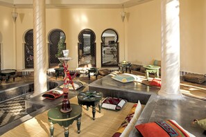 4 Bars/Lounges, Poolbar