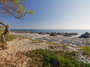 Am Strand, Liegestühle, Sonnenschirme, Strandtücher
