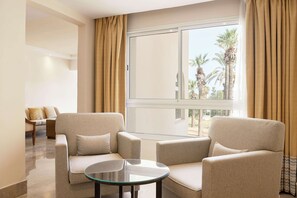 Junior suite, uitzicht op zee | Een minibar, een kluis op de kamer, een bureau, verduisterende gordijnen