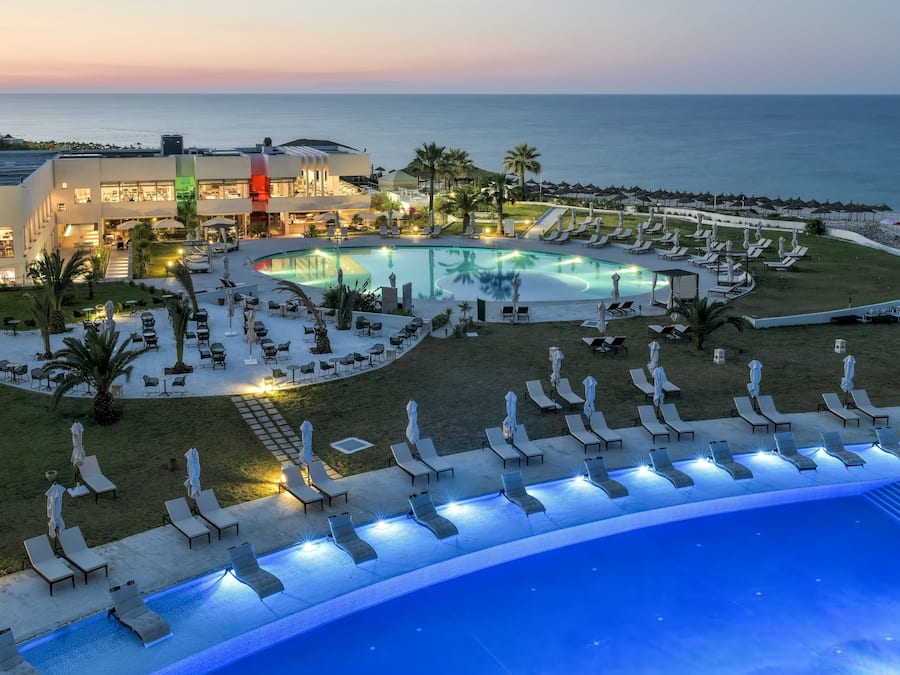 Kolam renang indoor dan kolam renang outdoor, dengan payung kolam renang