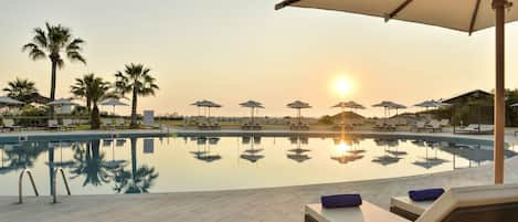 Piscine couverte, piscine extérieure, parasols de plage