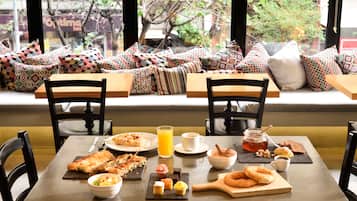 Se sirven desayunos, comidas, cenas y cocina griega