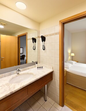 Family Room | Bathroom | Free toiletries, hair dryer, towels