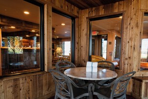 Una piscina techada, una piscina al aire libre