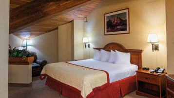 Executive Suite, 1 King Bed, Non Smoking, Pets not allowed | Bathroom | Combined shower/bathtub, free toiletries, hair dryer, towels