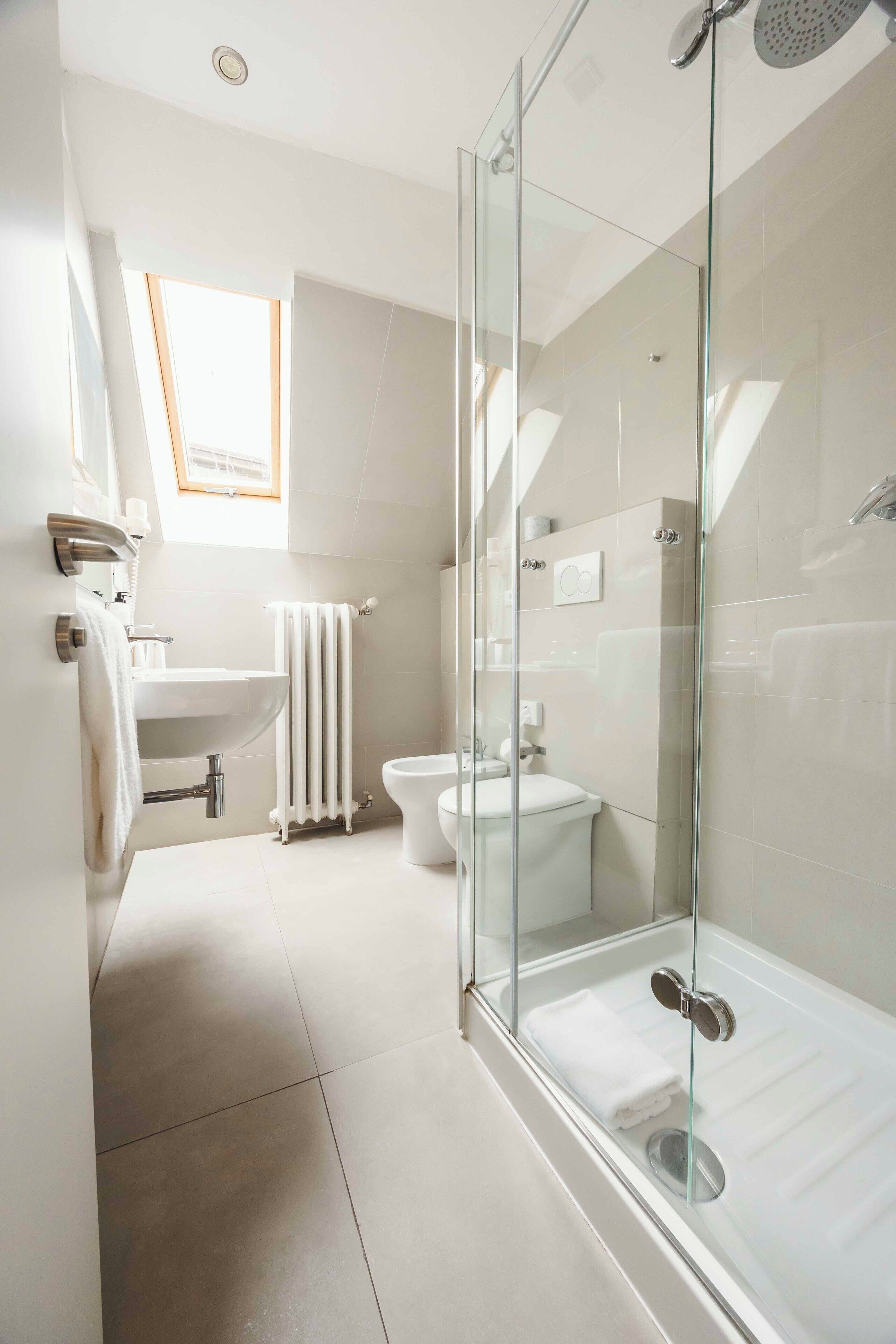 Standard-Doppel- oder -Zweibettzimmer | Badezimmer | Haartrockner, Bidet, Handtücher