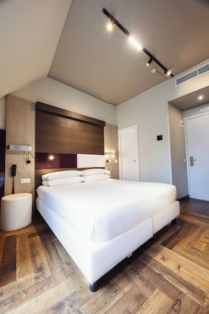 Minibar, caja de seguridad en la habitación y escritorio 