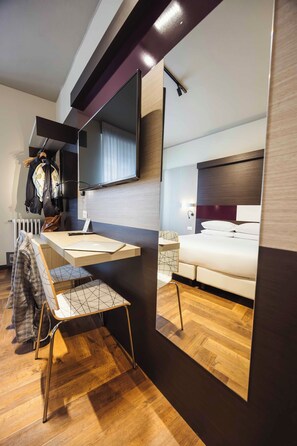 Standaard kamer, 1 twee- of 2 eenpersoonsbedden | Een minibar, een kluis op de kamer, een bureau