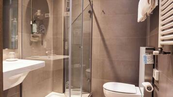 Standaard eenpersoonskamer | Badkamer | Een haardroger, een bidet, handdoeken