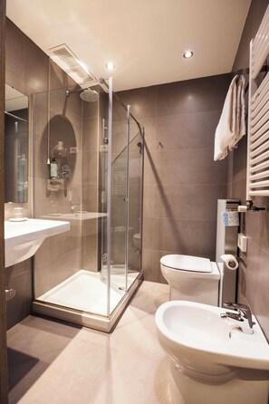 Standard Single Room | Bathroom | Hair dryer, bidet, towels - Genius Hotel Downtown (Milan)